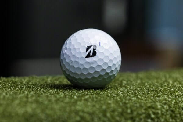 Pelotas de golf: lo que realmente se sacrifica al buscar más distancia con los hierros