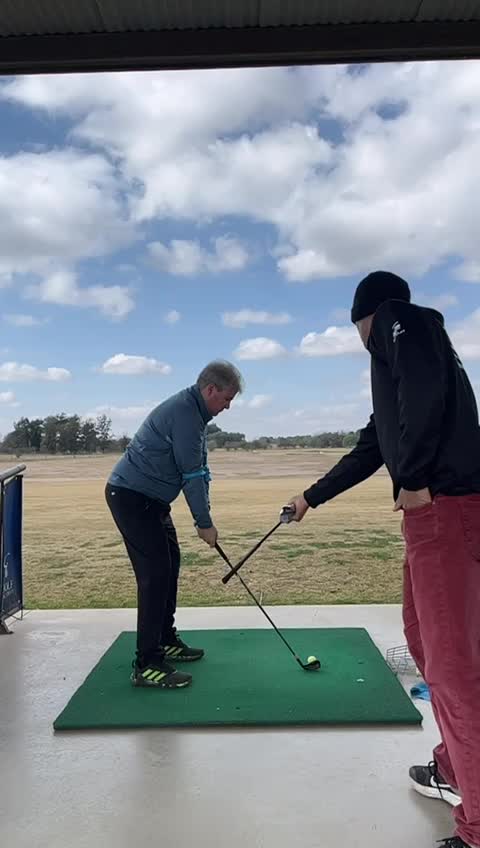 José Luis Campra dando una clase en el driving range