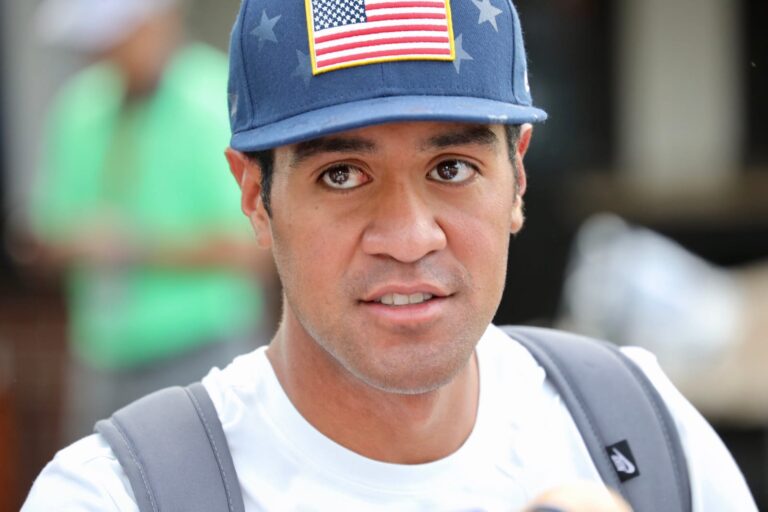 Tony Finau prueba un putter con forma de palo de hockey en busca de un repunte en su Utah natal